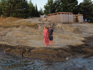 photographie deux de personnes au bord de la mer